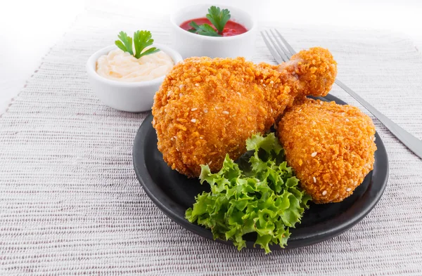 Fried chicken drumsticks with dips — Stock Photo, Image