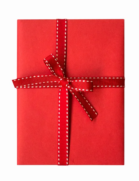 Boîte cadeau rouge avec ruban rouge — Photo