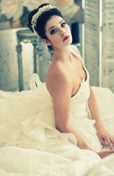 Beautiful bride in white dress — Stock Photo, Image