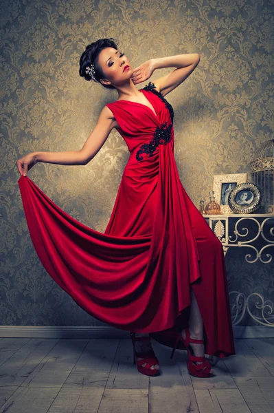 Asiatique belle femme en robe rouge — Photo