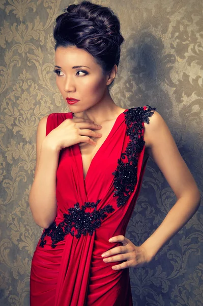 Asiatische schöne Frau im roten Kleid — Stockfoto