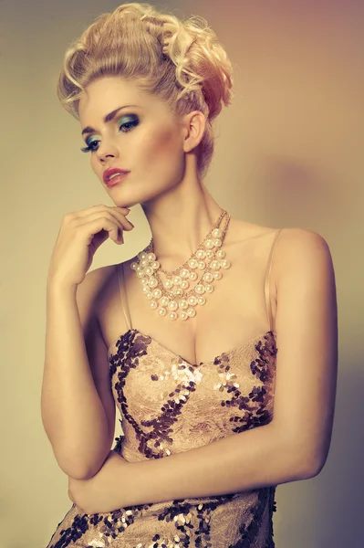 Blonde Frau im eleganten Kleid — Stockfoto