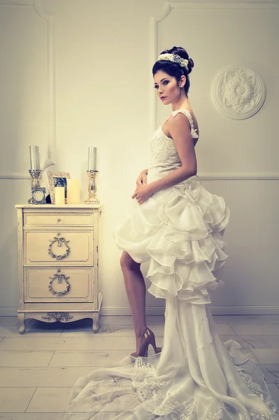 Krásná nevěsta v bílých šatech Stock Obrázky