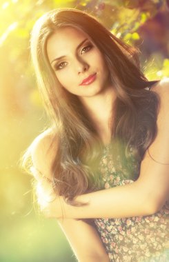 Güneş ışınları güzel kadın