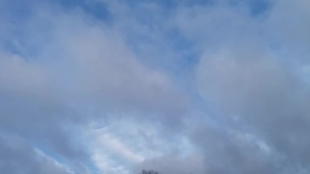 Upływ czasu białe i szare chmury w błękitne niebo — Wideo stockowe