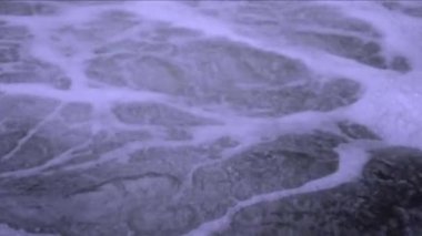 bir şelale yakınındaki çalkalama suları