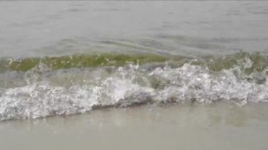 küçük su dalgaları kumlu Nehri kıyısında