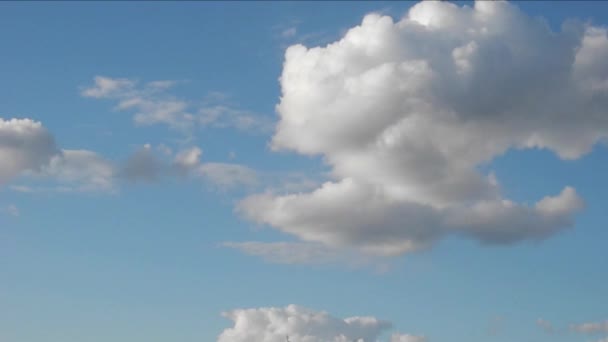 Άσπρο και γκρι σύννεφα που κινούνται πολύ γρήγορα — Αρχείο Βίντεο