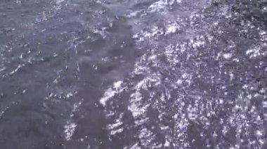 güneş ışığı altında Rating nakliye ile bir nehir üzerinde su ripples