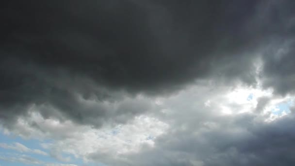 Time-lapse footage of some dark clouds moving across the sky — Stock Video