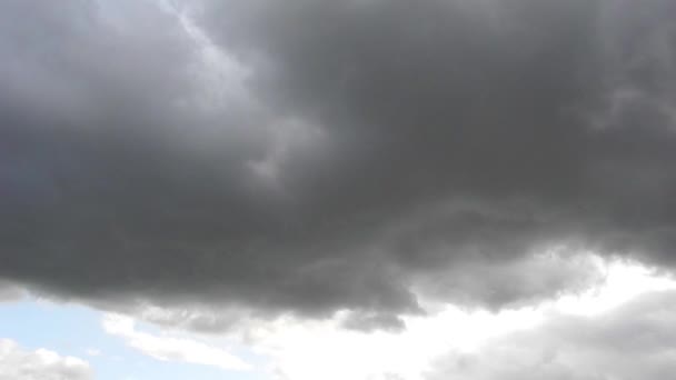 Запись темных облаков, движущихся по небу — стоковое видео