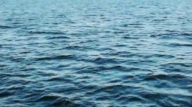 erken akşam nehirde su dalgaları