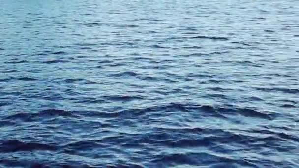 vagues d'eau sur une rivière en début de soirée 