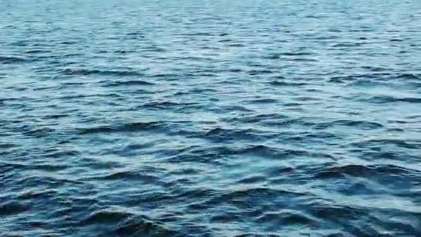 vagues d'eau sur une rivière en début de soirée 