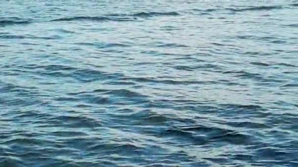 vagues d'eau sur une rivière en début de soirée 