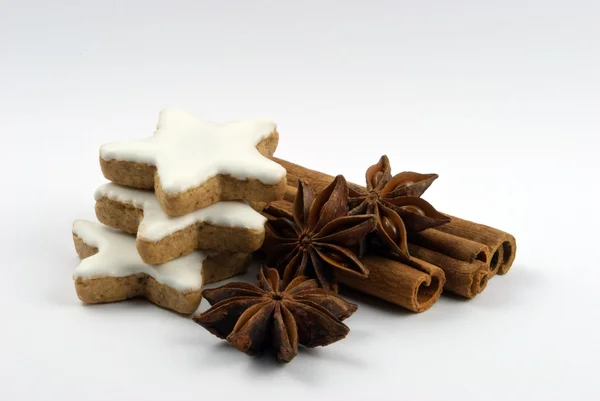 Tiga bintang kayu manis, tongkat kayu manis dan anise bintang pada latar belakang putih — Stok Foto