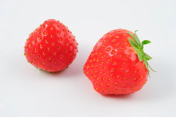 Zwei rote Erdbeeren - frisch und köstlich — Stockfoto