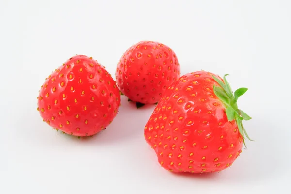 Drei rote Erdbeeren - frisch und köstlich — Stockfoto