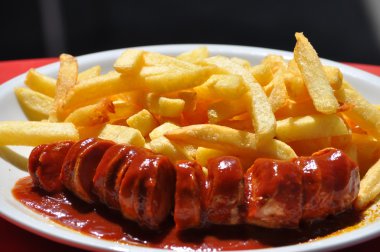 Berlin Körili sosis Berliner köri-sosis kızartması ile-