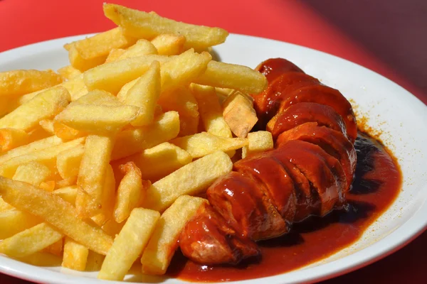 Berlin curry kiełbasa z frytkami - Berliner Curry-Wurst — Zdjęcie stockowe