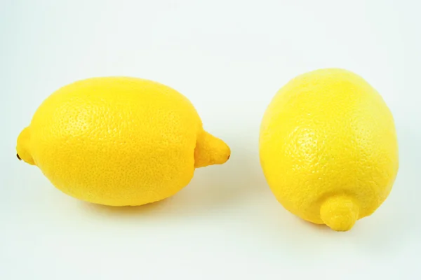 Лимоны на белом фоне — стоковое фото
