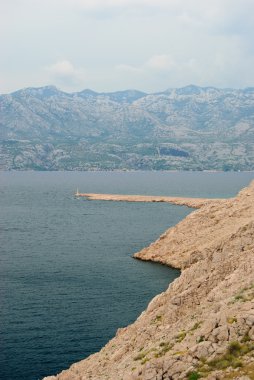 Akdeniz manzaralı Island Pag kıyısında