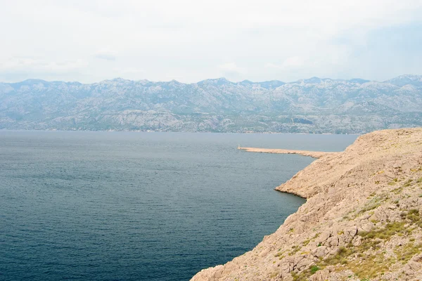 Побережье острова Паг с видом на Средиземное море — стоковое фото