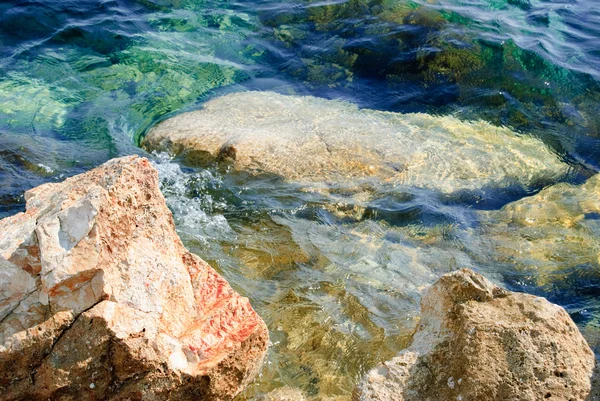 島パグの岩石の多い海岸のクローズ アップ ビュー — ストック写真