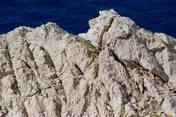 Скалистое побережье острова Паг в Хорватии, с видом на Средиземное море — стоковое фото