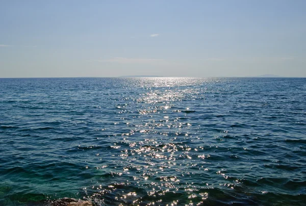 Overlooking the mediterranean sea on a very sunny summer day — Stock Photo, Image