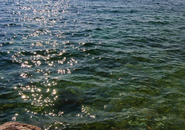 非常に日当たりの良い夏の日の海 — ストック写真