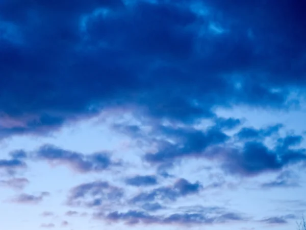 Hemel met enkele wolken laat in de avond — Stockfoto