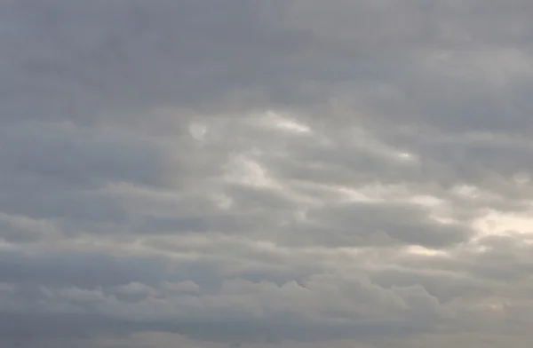 Dunkle Wolken an einem kalten Wintertag — Stockfoto