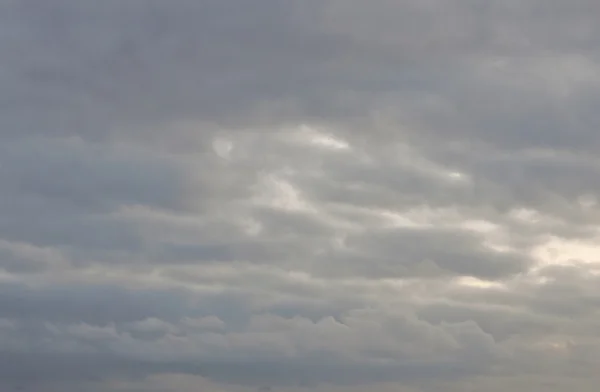 Nuvens escuras em um dia frio de inverno — Fotografia de Stock