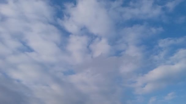 Beyaz bir mavi kış gökyüzündeki bulutlar — Stok video