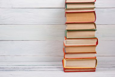Ahşap masa üzerinde kitap yığını. Okula dönüş. Kopya alanı