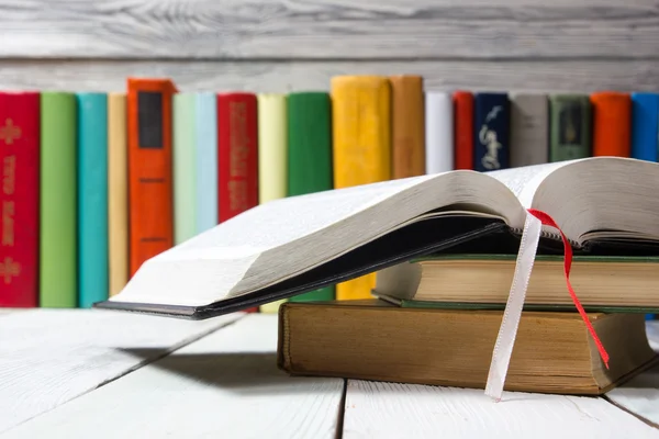 Livro aberto, livros de capa dura sobre mesa de madeira. De volta à escola. Espaço de cópia — Fotografia de Stock