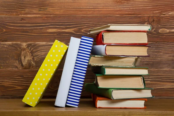 Stapel boeken op houten tafel. Terug naar school. Kopiëren van ruimte — Stockfoto
