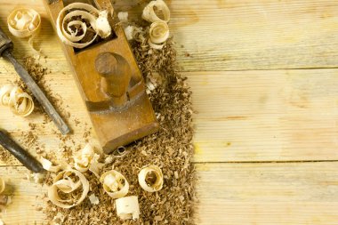 Talaş ile ahşap masa üstünde alet marangoz. Craftperson işyeri Üstten Görünüm