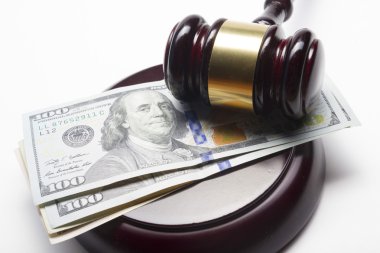 Yargıç tokmak ve beyaz zemin üzerine Amerikan Doları