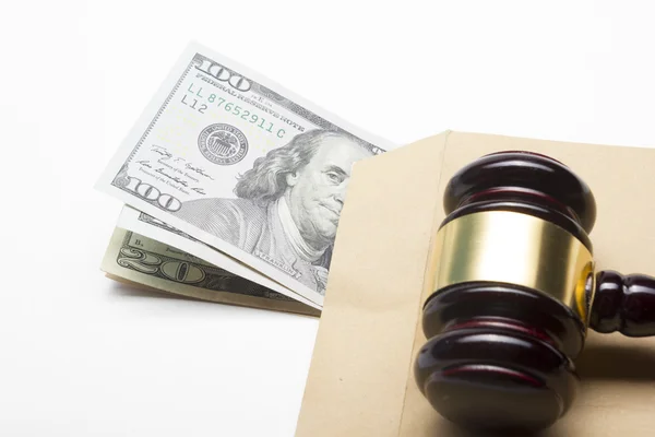 Soudce kladívkem a amerických dolarů na bílém pozadí — Stock fotografie