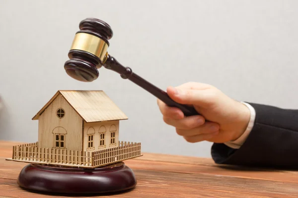 Licitaţie, concept imobiliar. Mână cu gavel judecător și model de casă — Fotografie, imagine de stoc
