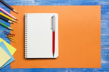 Ahşap masa üzerinde üstten görünüm kalem, kitap, Not Defteri ile yaratıcı yazma kavramının. Metin için yer kopyalayın