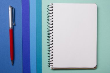 Ofis resepsiyon masası malzemeleri en iyi manzaralı. Not Defteri, kalem ve renkli kağıt. Metin için yer kopyalayın