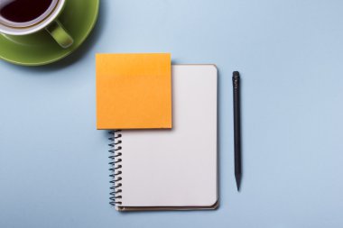 Ofis resepsiyon masası malzemeleri en iyi manzaralı. Not Defteri, kalem ve renkli kağıt. Metin için yer kopyalayın