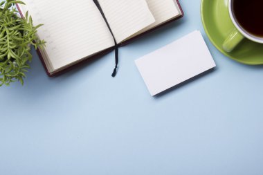 Ofis Masaları temini ve kahve Kupası ile. Yukarıdan görüntüleyin. Metin için yer kopyalayın
