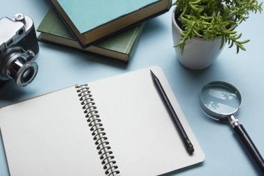 Turizm, seyahat kavramı. Ofis resepsiyon masası not defteri, kamera ve malzemeleri ile. Üstten Görünüm. Metin için yer kopyalayın.