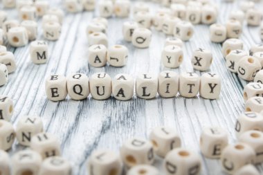 Eşitlik kelime ahşap blok üzerinde yazılı. Ahşap Abc.