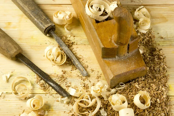 木匠工具与木屑木制的桌子上。Craftperson 工作场所顶视图 — 图库照片