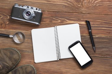 Seyahat, tatil kavramı. Kamera ve kaynakları ofis ahşap resepsiyon masası üzerinde. Metin kopyalama yeri olan Üstten Görünüm